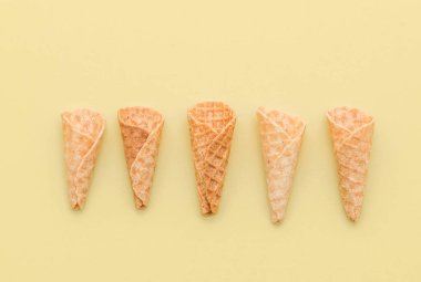 gofret koni Sarı zemin üzerine