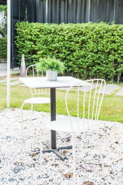 boş tablo ve Bahçe sandalye