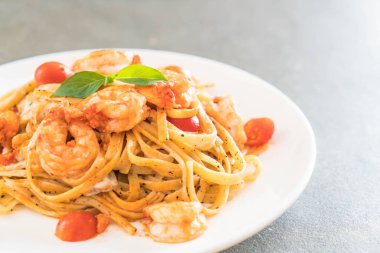 Spagetti karides, domates, fesleğen ve peynir ile 