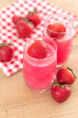 taze çilek smoothie 