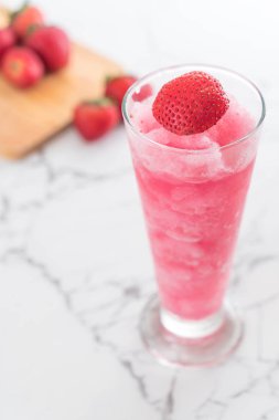 taze çilek smoothie 