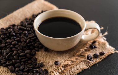 Kahve fincanı ve fasulye