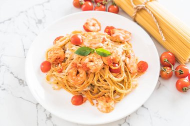Spagetti karides, domates, fesleğen ve peynir ile 