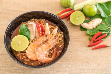 Karidesli baharatlı hazır şehriye çorbası.