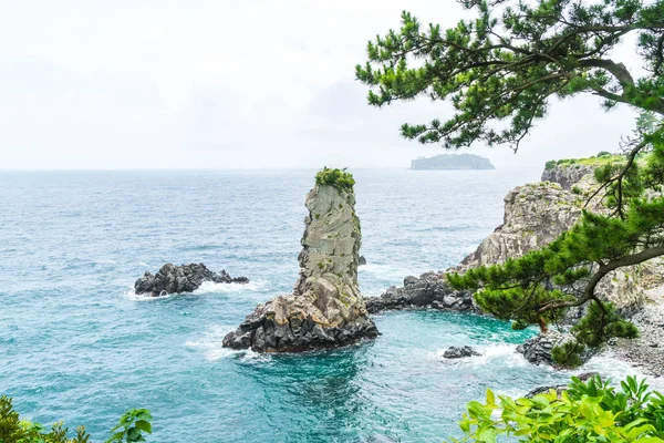 Jeju-do Oedolgae Rock (beroemde natuurlijke bezienswaardigheid) in Jeju eiland, — Stockfoto