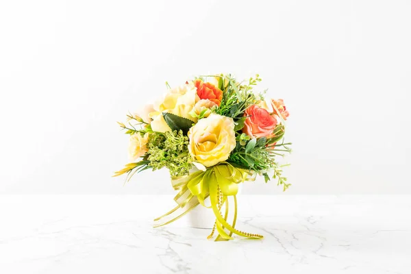 Bukiet kwiatów w wazonie — Zdjęcie stockowe