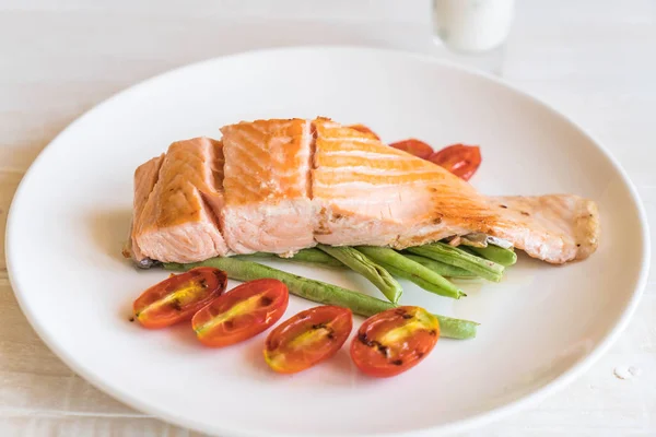 Bife de salmão grelhado — Fotografia de Stock