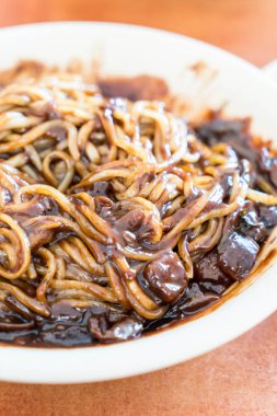 Kore (Jajangmyeon siyah soslu erişte)