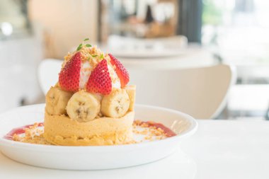 sıcak kek krem, çilek, muz ve tanımlama bilgisi ile harap 