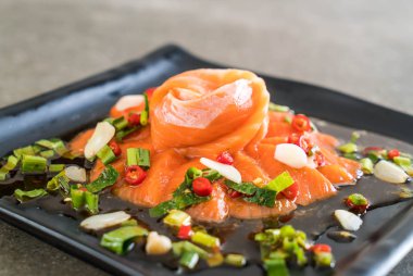 taze somon çiğ baharatlı salata