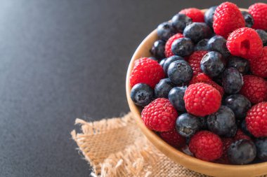 taze yaban mersini ve rasberry 