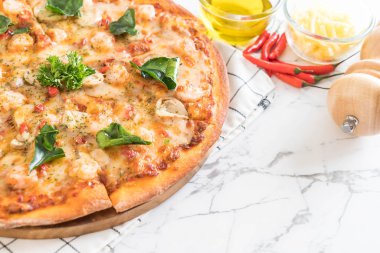 Baharatlı karides (Tom Yum) pizza