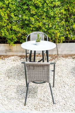 Boş masa ve sandalye 