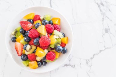 karışık taze meyve (çilek, ahududu, yaban mersini, kivi, mang
