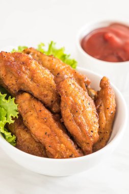 Kızarmış tavuk kanadı.