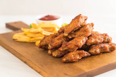 Kızarmış tavuk kanadı.