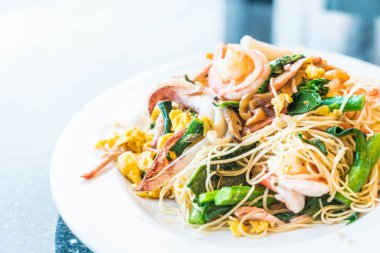 Deniz ürünleri ve karışık sebze ile kızarmış erişte ilave edin