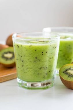 Sağlıklı taze kivi smoothie cam