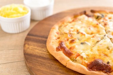 Kremalı mantarlı pizza