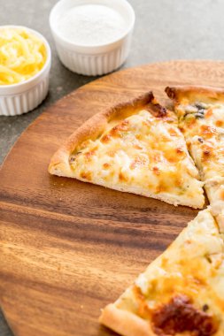 Kremalı mantarlı pizza