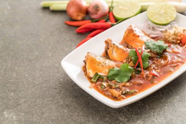 Baharatlı uskumru salatası