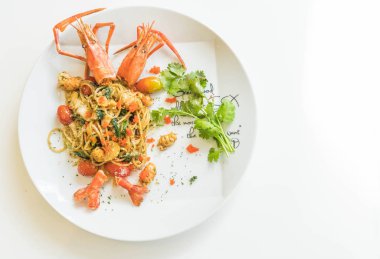 karides tavada kızartılmış spagetti