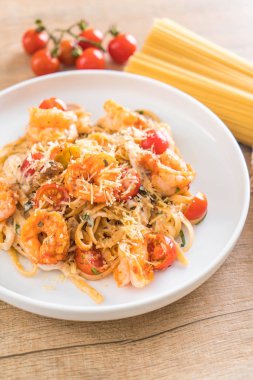 Spagetti karides, domates, fesleğen ve peynir ile 