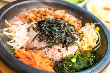 Kore geleneksel yemeği (Bibimbap)