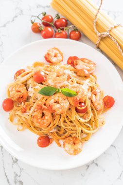 Spagetti karides, domates, fesleğen ve peynir ile 