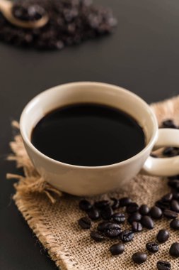 Kahve fincanı ve fasulye