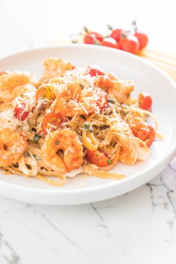 Spagetti karides, domates, fesleğen ve peynir ile 