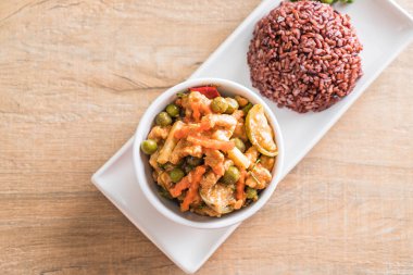 Domuz eti ve berry pirinç Panaeng köri