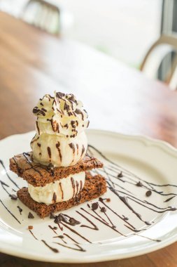 vanilyalı dondurma ile çikolatalı kek