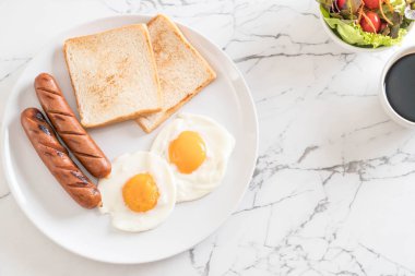 sosis ve ekmek ile kızarmış yumurta