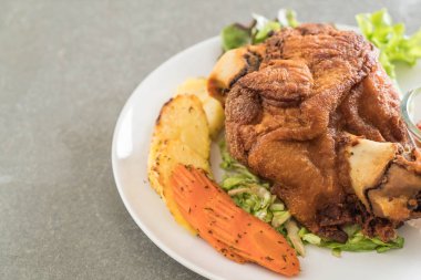 Gevrek domuz knuckle veya Alman domuz Hocks