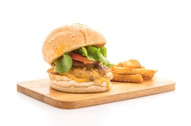 Ev yapımı taze lezzetli hamburger üzerinde beyaz backg izole Close-Up