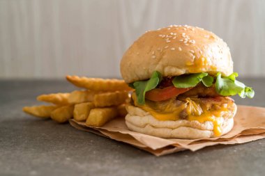 Ev yapımı taze lezzetli burger Close-Up 