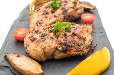 Kayrak plaka üzerinde ızgara tavuk fileto