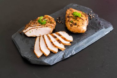 Izgara tavuk filetosu. 