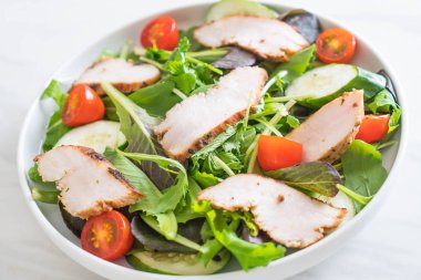 Karışık ızgara tavuk salatası