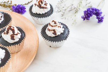 krem şanti ile çikolatalı kek