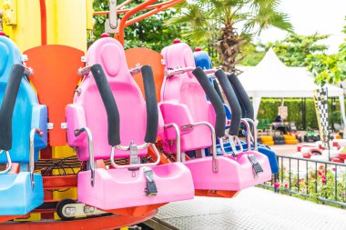 Renkli lunapark treni koltuk eğlence parkı 