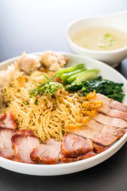 Yumurta noodle kırmızı kızarmış domuz, gevrek domuz eti, köfte ve çorba ile 