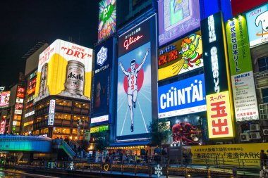 Osaka, Japonya - 19 Kasım 2016: Bir grup insan shopp için yürüyüş