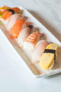 Ham ve taze nigiri suşi beyaz plaka 