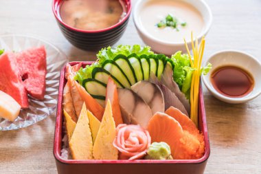 Pirinç bento kutusunda Ham taze sashimi