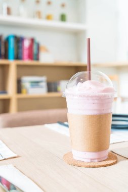 Berry yoğurt smoothie mix