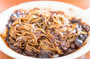 Kore (Jajangmyeon siyah soslu erişte)
