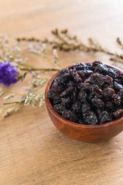 kabın içinde siyah kuru üzüm