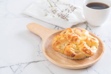 Yengeç sopa ekmek ile